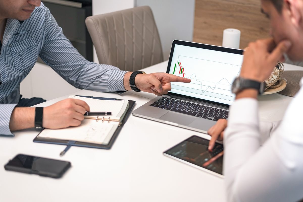 Website owner vetting a partner site before agreeing to a backlink exchange