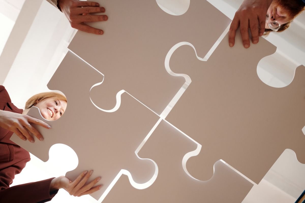 Diagram explaining how a three-way backlink exchange works between three websites