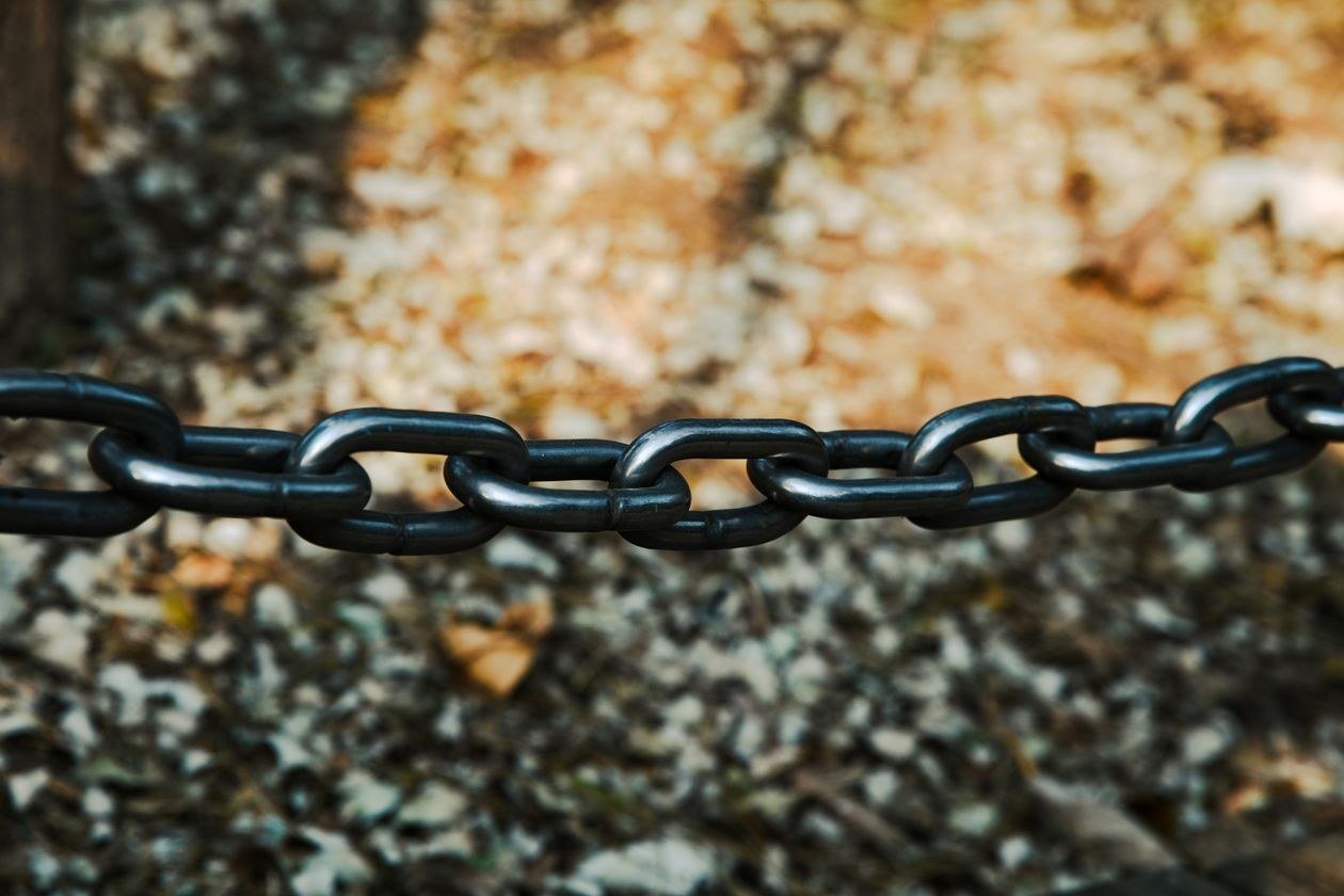 Strong guest post backlinks visualized as a glowing chain link
