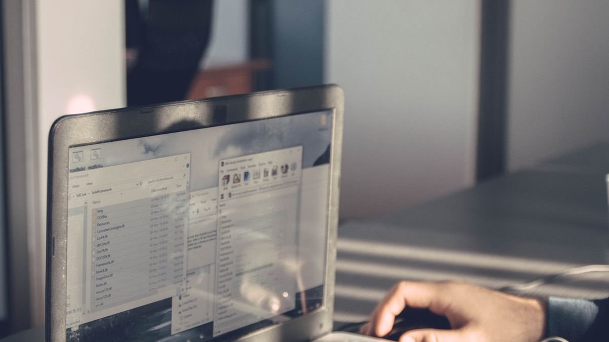 Marketer at a laptop researching publishers in the same industry to earn niche backlinks