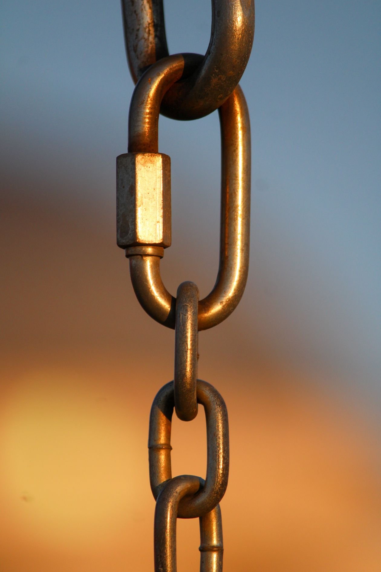 Illustration showing how niche edit links are inserted into an existing published article