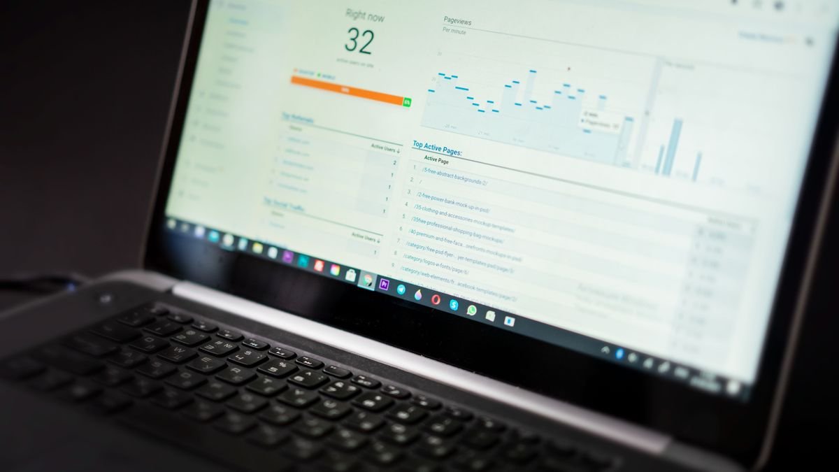 Laptop analytics dashboard used to measure the results of niche edits