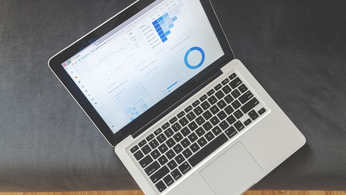 Laptop showing website analytics data, the traffic checks to run before buying niche edits indexsy placements