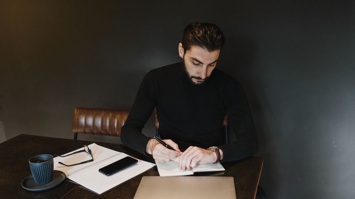 Buyer writing a checklist of approval questions before ordering niche edits indexsy packages
