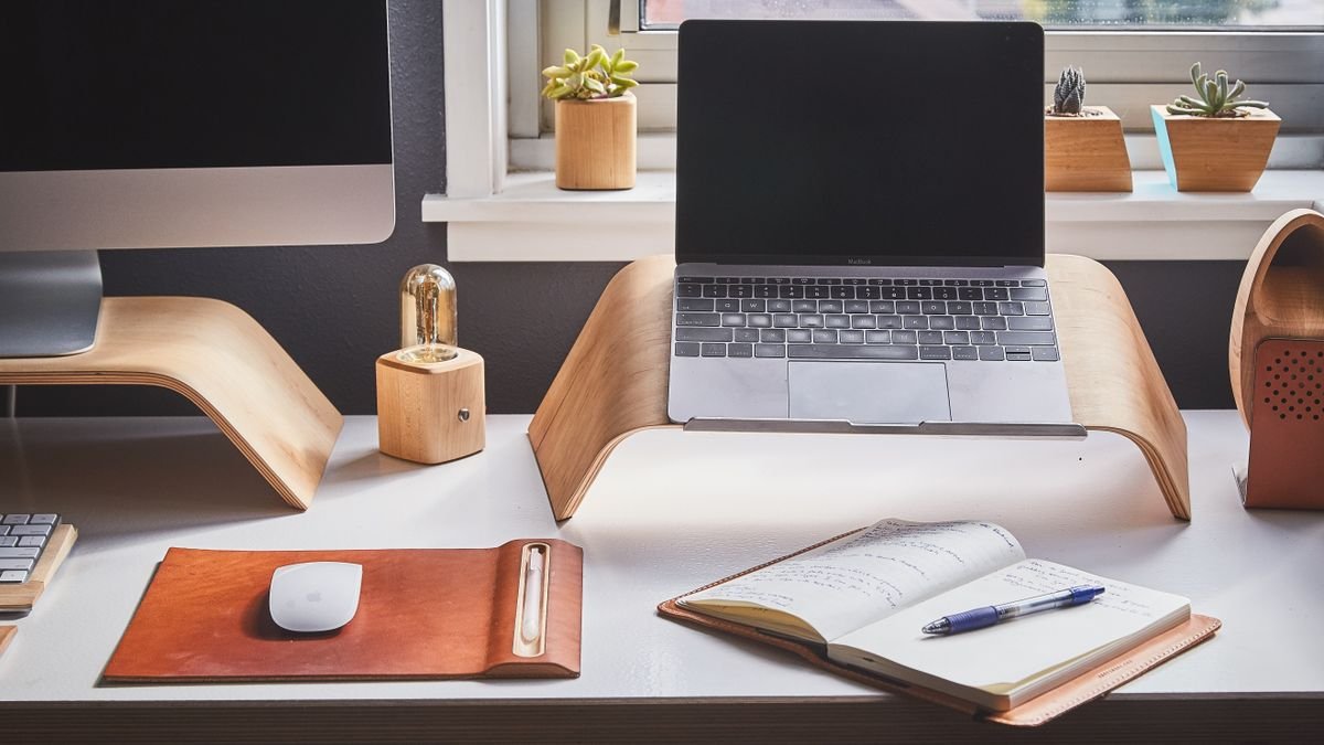 A tidy desk setup for reviewing placement quality, part of applying what are niche edits in practice